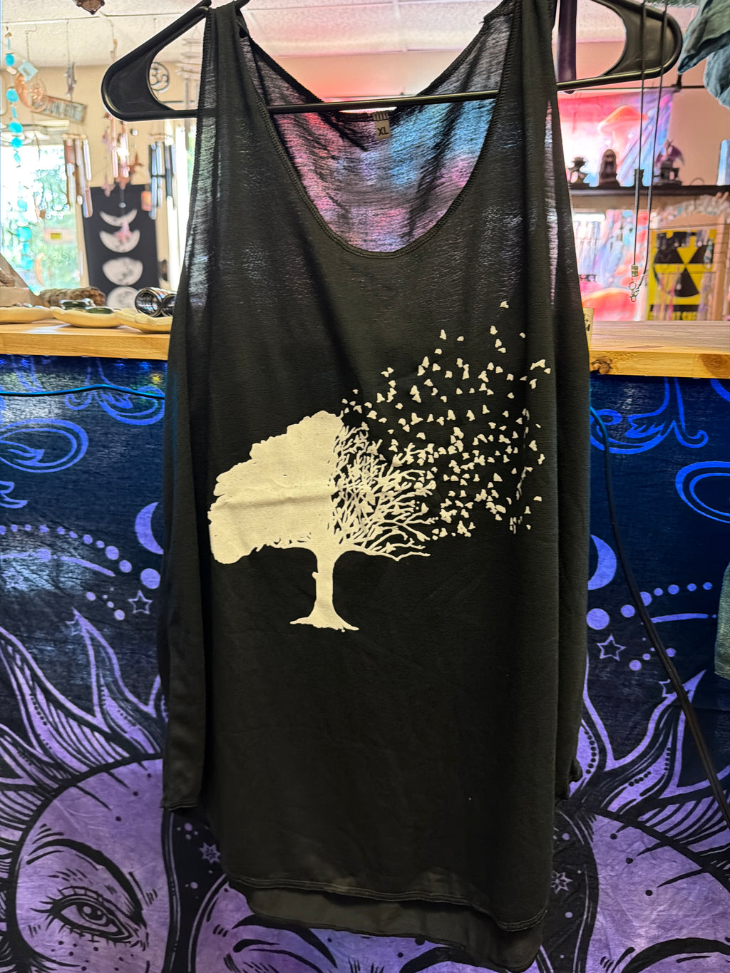 BIRDS FLYING AWAY GRAPHIC TANK TOP