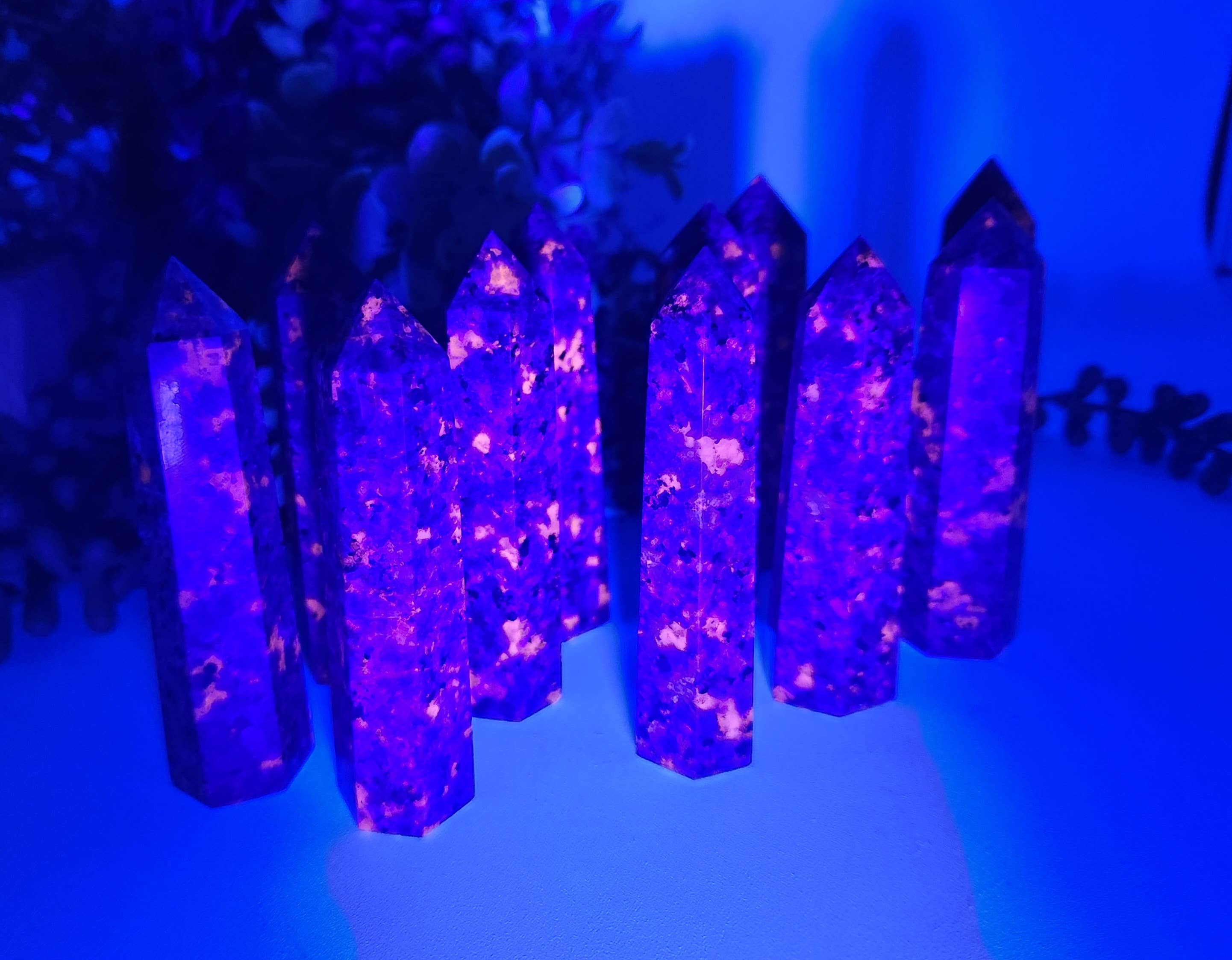 Yooperlite -UV Reactive Tower (Approx. 8.5-9cm) AAA Quality