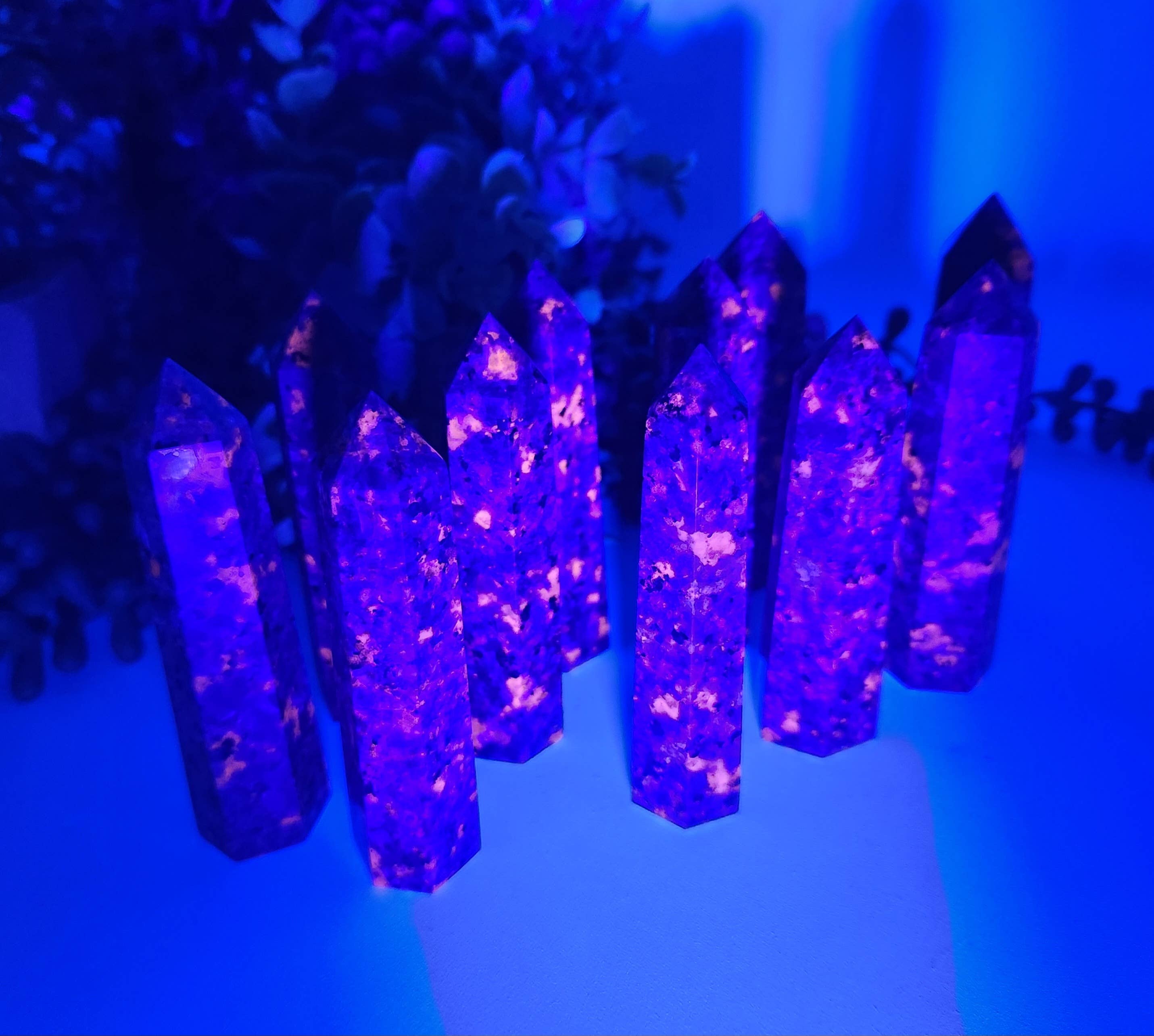 Yooperlite -UV Reactive Tower (Approx. 8.5-9cm) AAA Quality