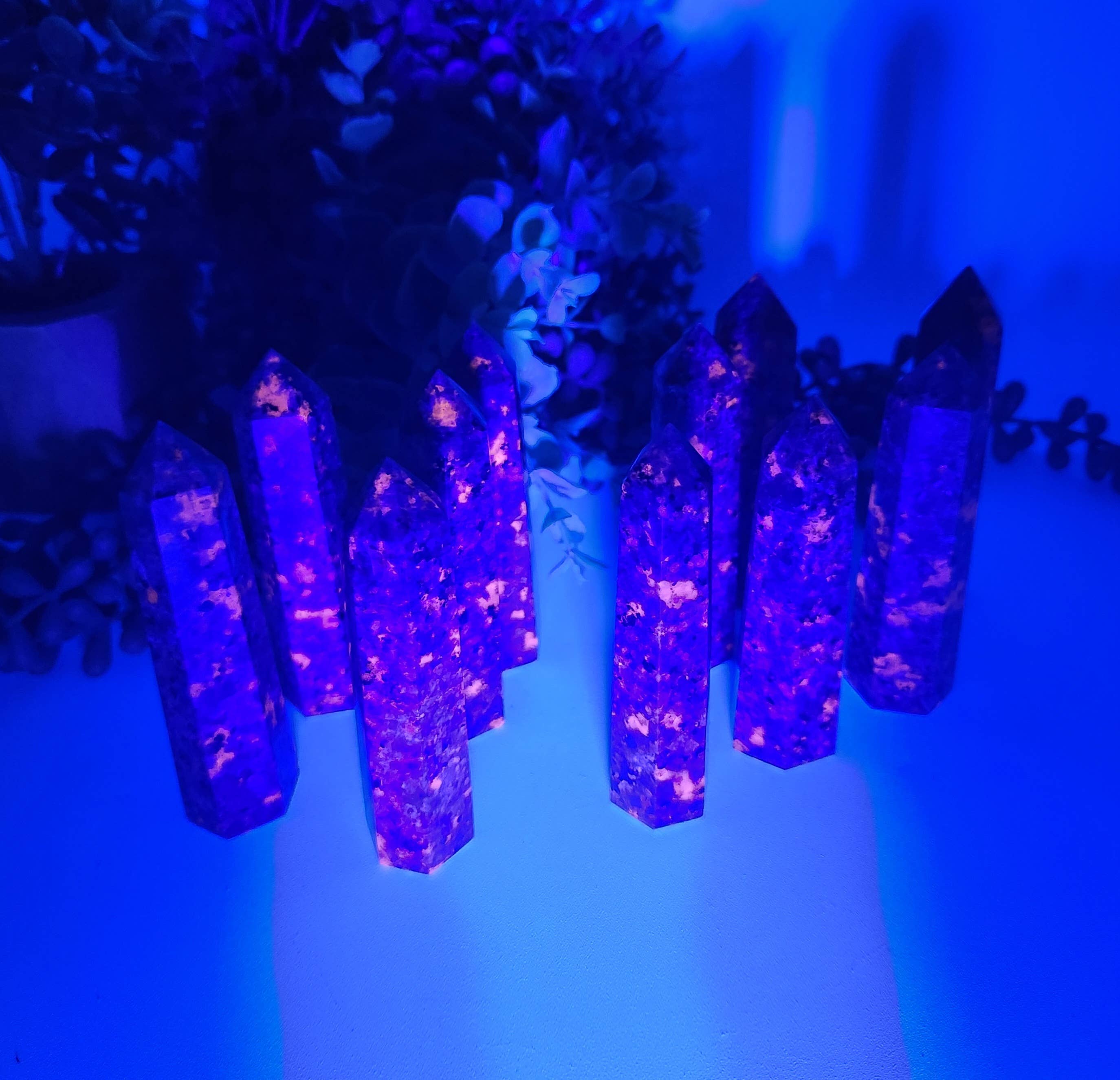 Yooperlite -UV Reactive Tower (Approx. 8.5-9cm) AAA Quality